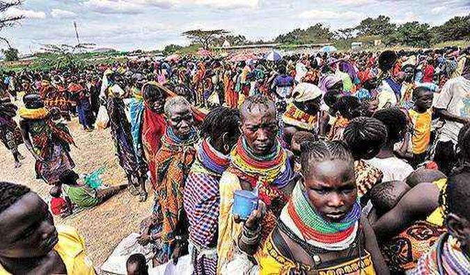Fila para receber comida no Quênia: hoje, a produção ainda é suficiente para alimentar toda a população mundial (foto: Simon Maina/AFP - 8/8/11 ) Fila para receber comida no Quênia: hoje, a produção ainda é suficiente para alimentar toda a população mundial (foto: Simon Maina/AFP - 8/8/11 )