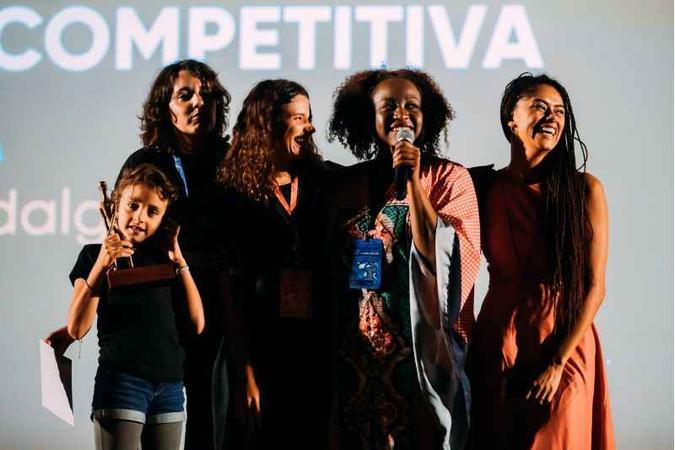 Julia Zakia (com a filha Luiza), e as colegas de luta: Bruna Linzmeyer, Sabrina Fidalgo e Ana Flávia Cavalcanti (foto: Mayangdi Inzaulgarat/Divulgação) Julia Zakia (com a filha Luiza), e as colegas de luta: Bruna Linzmeyer, Sabrina Fidalgo e Ana Flávia Cavalcanti (foto: Mayangdi Inzaulgarat/Divulgação)