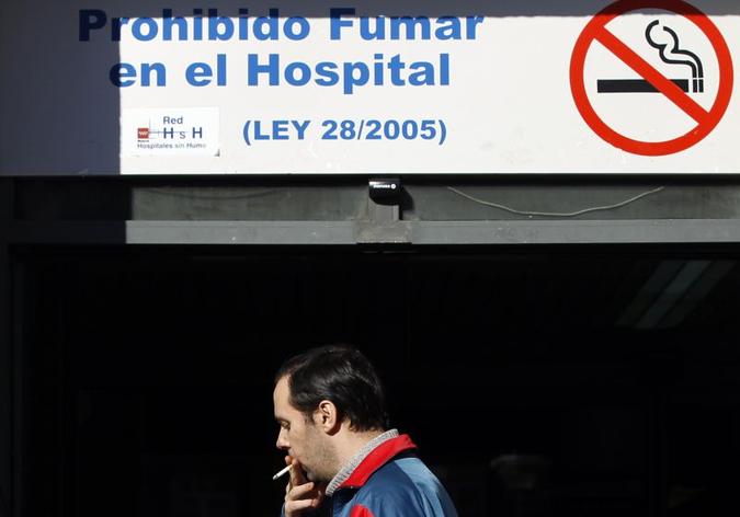 Até que os primeiros sintomas da doença surjam, pacientes seguem com os hábitos perigosos, como o tabagismo(foto: Susana Vera/Reuters) Até que os primeiros sintomas da doença surjam, pacientes seguem com os hábitos perigosos, como o tabagismo(foto: Susana Vera/Reuters)