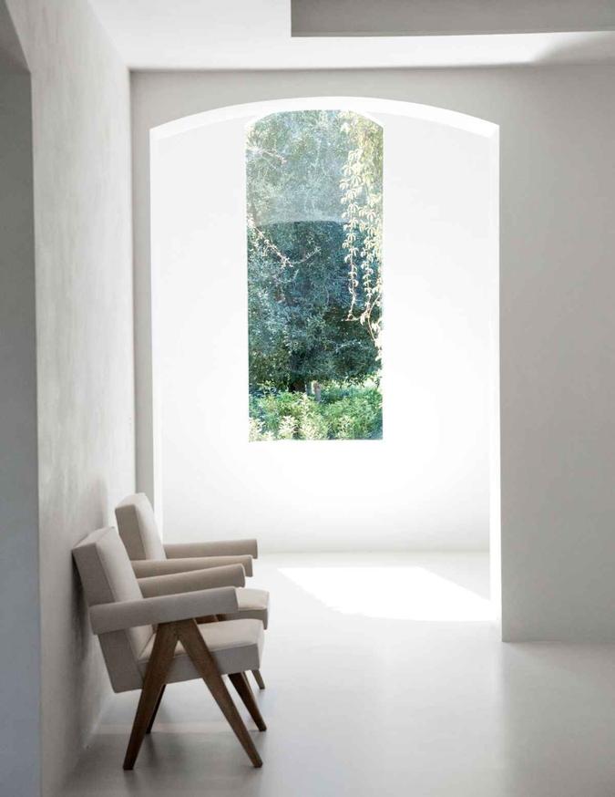 A sala com janela: em projetos mais minimalistas, elementos naturais são muito utilizados A sala com janela: em projetos mais minimalistas, elementos naturais são muito utilizados