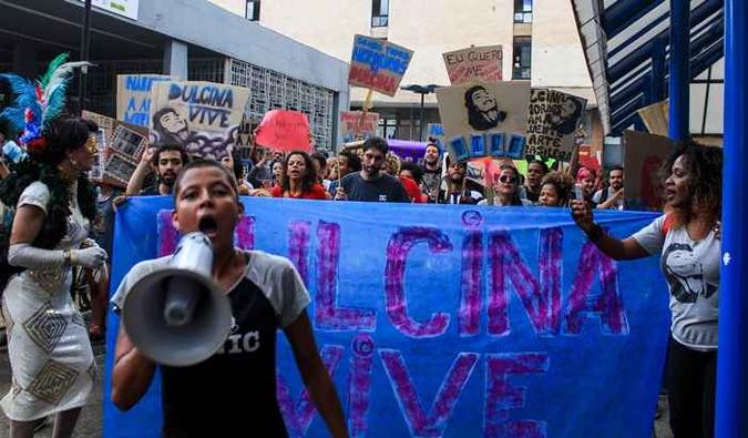 Os protestos de alunos, professores e artistas: luta pela recuperação de ponto do patrimônio cultural do DF(foto: Arthur Menescal/Esp. CB/D.A Press) Os protestos de alunos, professores e artistas: luta pela recuperação de ponto do patrimônio cultural do DF(foto: Arthur Menescal/Esp. CB/D.A Press)