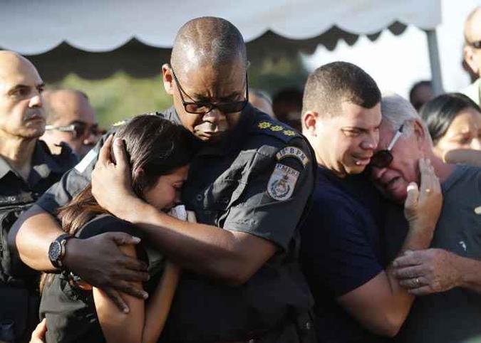 Emoção no enterro do sargento Robert de Almeida, no Rio de Janeiro. Ele foi o 48º policial executado este ano (foto: Fernando Frazão/Agencia Brasil ) Emoção no enterro do sargento Robert de Almeida, no Rio de Janeiro. Ele foi o 48º policial executado este ano (foto: Fernando Frazão/Agencia Brasil )