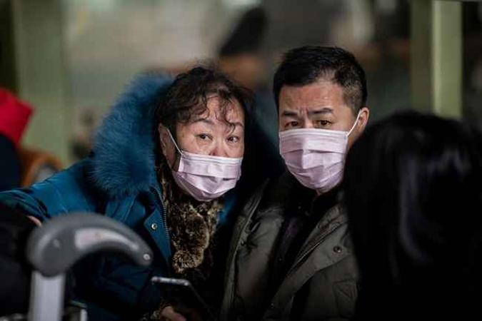 Na China um novo vírus que matou 17 pessoas, infectou centenas, já chegou aos Estados Unidos e pode sofrer mutação.(foto: NICOLAS ASFOURI / AFP) Na China um novo vírus que matou 17 pessoas, infectou centenas, já chegou aos Estados Unidos e pode sofrer mutação.(foto: NICOLAS ASFOURI / AFP)