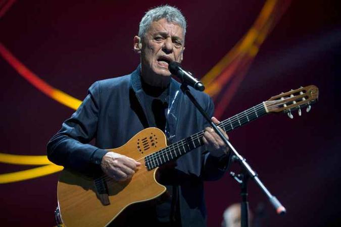 Chico Buarque traz à capital a turnê de 'Caravanas'(foto: AFP/ Mauro Pimentel) Chico Buarque traz à capital a turnê de 'Caravanas'(foto: AFP/ Mauro Pimentel)