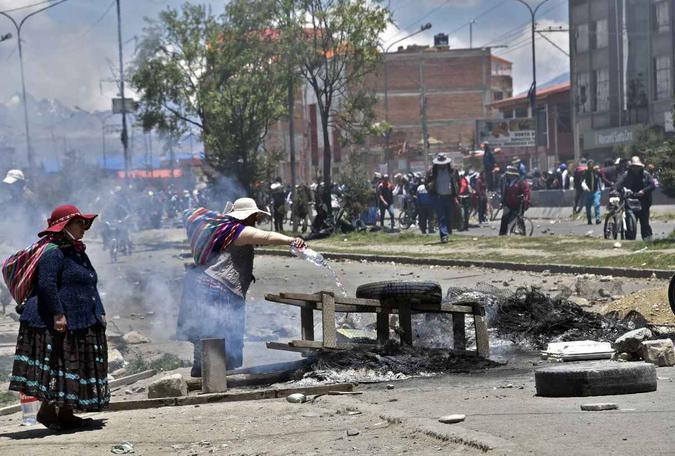 Enquanto isso, em várias cidades, persistem bloqueios de ruas(foto: Aizar Raldes / AFP) Enquanto isso, em várias cidades, persistem bloqueios de ruas(foto: Aizar Raldes / AFP)