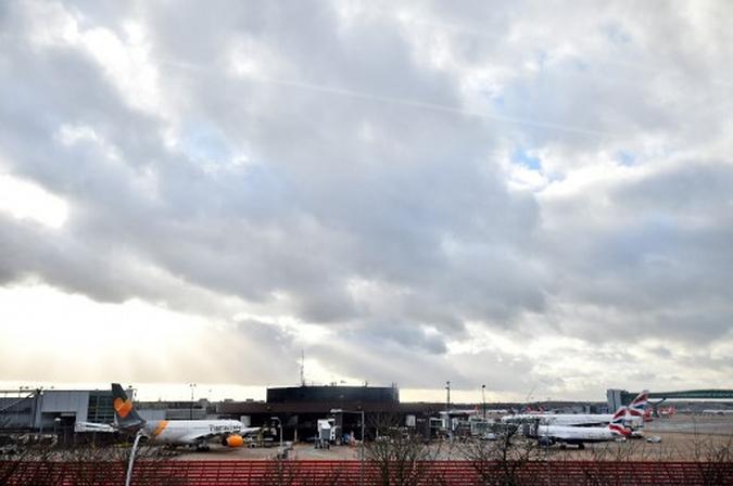 O gerente chefe de operações de Gatwick, Chris Woodroofe, disse que a polícia está procurando os operadores das aeronaves por controle remoto(foto: AFP) O gerente chefe de operações de Gatwick, Chris Woodroofe, disse que a polícia está procurando os operadores das aeronaves por controle remoto(foto: AFP)