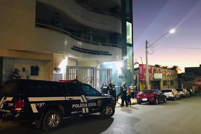 Os policiais e os promotores também cumpriram cinco mandados de busca e apreensão na casa de outros denunciados e em uma empresa que estaria ligada ao esquema criminoso(foto: MPGO/Divulgação) Os policiais e os promotores também cumpriram cinco mandados de busca e apreensão na casa de outros denunciados e em uma empresa que estaria ligada ao esquema criminoso(foto: MPGO/Divulgação)