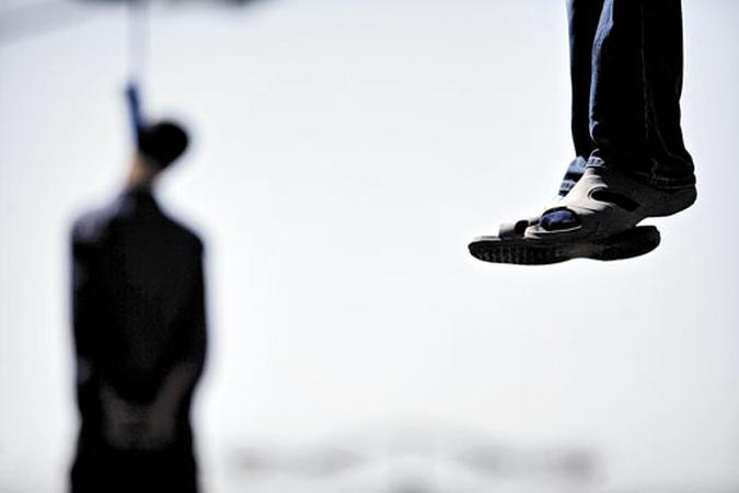Majid e o sobrinho, Hossein Kavousifar, enforcados com guindaste, em Teerã: execuções públicas são comuns na república teocrática islâmica(foto: Morteza Nikoubazl/Reuters - 24/11/09) Majid e o sobrinho, Hossein Kavousifar, enforcados com guindaste, em Teerã: execuções públicas são comuns na república teocrática islâmica(foto: Morteza Nikoubazl/Reuters - 24/11/09)