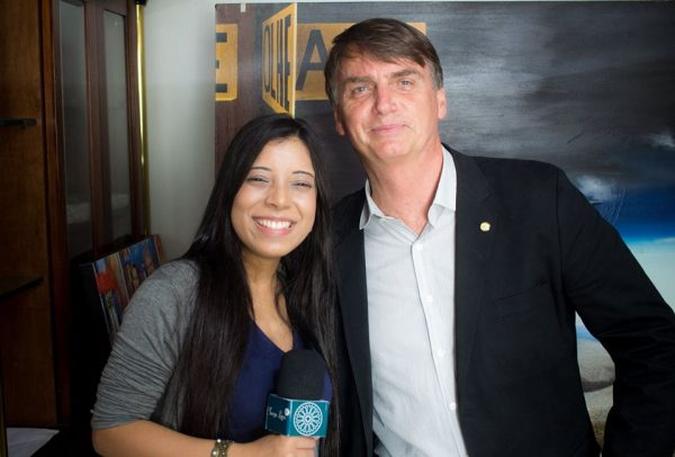 Assessora Fernanda Salles ao lado do presidente Bolsonaro (foto: Reprodução/ Facebook) Assessora Fernanda Salles ao lado do presidente Bolsonaro (foto: Reprodução/ Facebook)