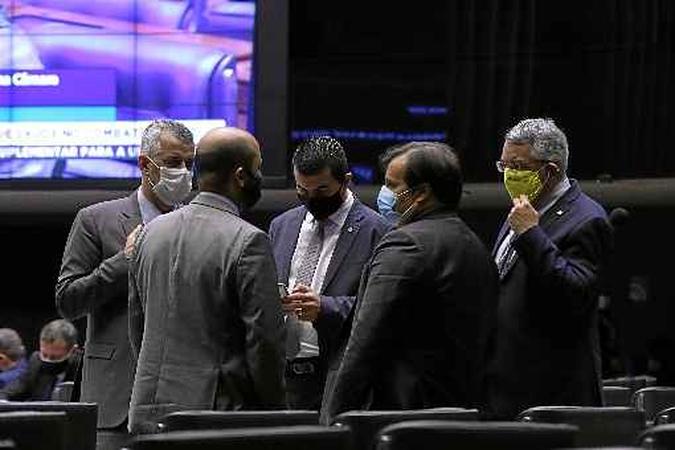 De acordo com o texto aprovado pelos deputados, ações judiciais serão suspensas por 90 dias para dar fôlego ao empresário(foto: Maryanna Oliveira/Câmara dos Deputados ) De acordo com o texto aprovado pelos deputados, ações judiciais serão suspensas por 90 dias para dar fôlego ao empresário(foto: Maryanna Oliveira/Câmara dos Deputados )