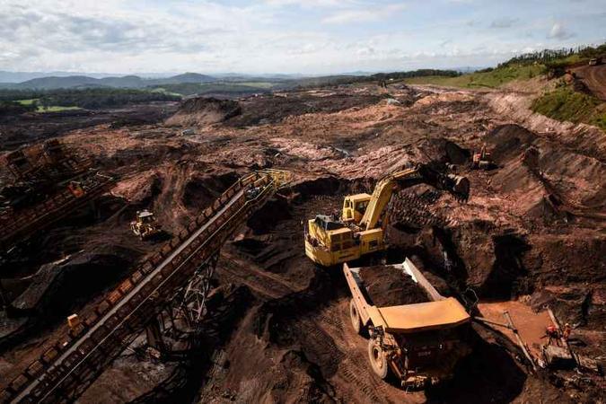 Bombeiros usam máquinas pesadas durante a busca das vítimas em Brumadinho(foto: Douglas Magno/AFP) Bombeiros usam máquinas pesadas durante a busca das vítimas em Brumadinho(foto: Douglas Magno/AFP)