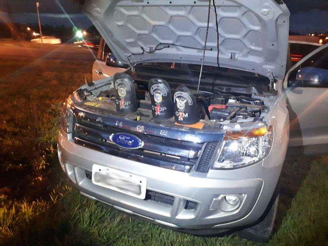 Carro estava com placa clonada e havia sido roubado em uma chácara, onde vítimas foram feitas reféns e tiveram pertences roubados(foto: PMDF/Divulgação) Carro estava com placa clonada e havia sido roubado em uma chácara, onde vítimas foram feitas reféns e tiveram pertences roubados(foto: PMDF/Divulgação)