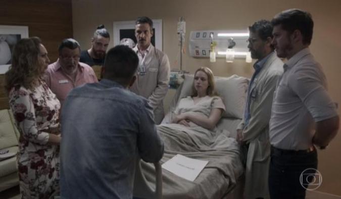 Na cena, Karina (Malu Rodrigues) é informada de que não tem leite suficiente para o filho(foto: TV Globo / Reprodução) Na cena, Karina (Malu Rodrigues) é informada de que não tem leite suficiente para o filho(foto: TV Globo / Reprodução)