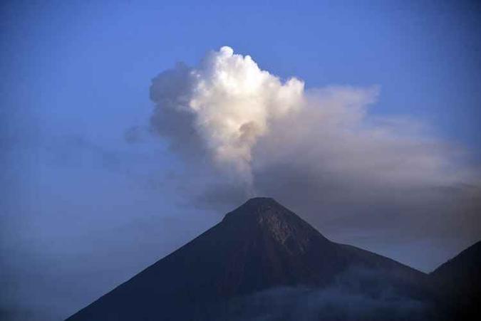 Os vulcões de Fogo e Pacaya estão a cerca de 35 km da capital guatemalteca, enquanto Santiaguito está cerca de 117 km ao oeste(foto: Johan ORDONEZ / AFP) Os vulcões de Fogo e Pacaya estão a cerca de 35 km da capital guatemalteca, enquanto Santiaguito está cerca de 117 km ao oeste(foto: Johan ORDONEZ / AFP)