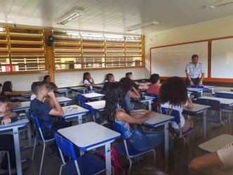 No Centro Educacional 7, em Ceilândia, policial militar conversou com os estudantes dentro de sala de aula(foto: Augusto Fernandes/Esp. CB/D.A Press) No Centro Educacional 7, em Ceilândia, policial militar conversou com os estudantes dentro de sala de aula(foto: Augusto Fernandes/Esp. CB/D.A Press)