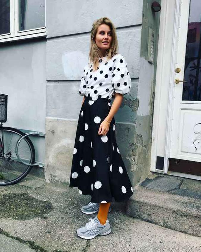 Para um look bem-humorado, mescle peças com bolinhas de tamanhos diferentes.(foto: Pinterest) Para um look bem-humorado, mescle peças com bolinhas de tamanhos diferentes.(foto: Pinterest)