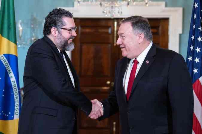 Araújo com o secretário de Estado Mike Pompeo: chanceler está à frente de uma diplomacia que diminui o país (foto: NICHOLAS KAMM/AFP - 11/3/20] )