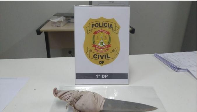 Faca foi encontrada por prestadores de serviços de um universidade (foto: PCDF/Divulgação ) Faca foi encontrada por prestadores de serviços de um universidade (foto: PCDF/Divulgação )