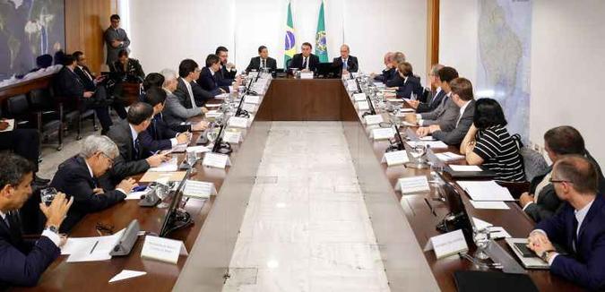 Bolsonaro se reuniu com os ministros: detalhes do texto sobre a reforma ainda não foram definidos, nem mesmo a confirmação da idade mínima(foto: Alan Santos/PR) Bolsonaro se reuniu com os ministros: detalhes do texto sobre a reforma ainda não foram definidos, nem mesmo a confirmação da idade mínima(foto: Alan Santos/PR)