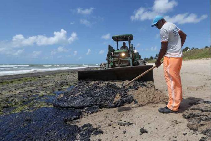 Funcionários limpam praia atingida pelo óleo em Alagoas(foto: Carlos Ezequiel Vannoni/Agência Pixel Press/Estadão Conteúdo) Funcionários limpam praia atingida pelo óleo em Alagoas(foto: Carlos Ezequiel Vannoni/Agência Pixel Press/Estadão Conteúdo)