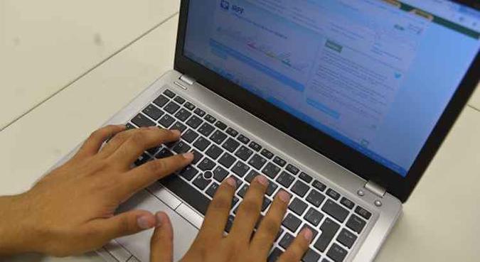 Para saber se teve a declaração liberada, o contribuinte deverá acessar a página da Receita na Internet, ou ligar para o Receitafone 146(foto: Marcello Casal Jr./Agência Brasil) Para saber se teve a declaração liberada, o contribuinte deverá acessar a página da Receita na Internet, ou ligar para o Receitafone 146(foto: Marcello Casal Jr./Agência Brasil)