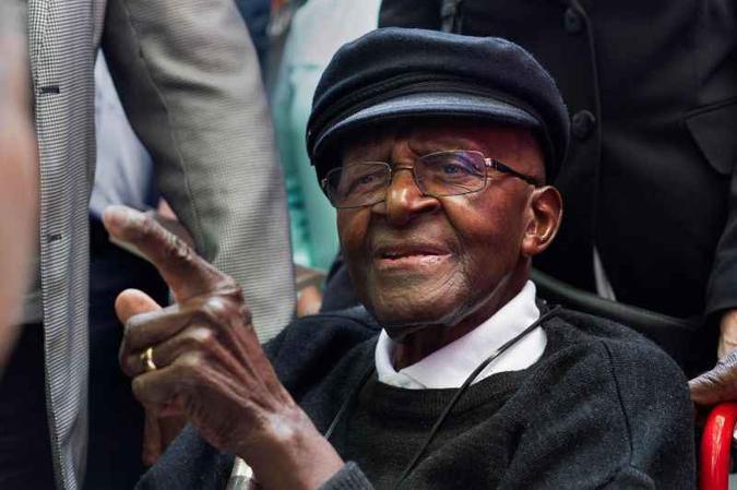 O ex-arcebispo anglicano sul-africano Desmond Tutu lamentou a morte de Winnie Mandela, que faleceu nesta segunda-feira (4/2) aos 81 anos(foto: Rodger Bosch/ AFP ) O ex-arcebispo anglicano sul-africano Desmond Tutu lamentou a morte de Winnie Mandela, que faleceu nesta segunda-feira (4/2) aos 81 anos(foto: Rodger Bosch/ AFP )
