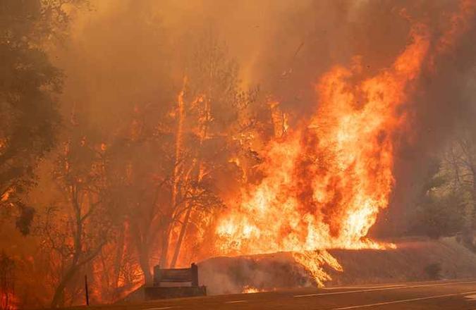 O ano de 2017 foi o pior em termos de incêndios florestais na Califórnia, com mais de 40 mortes e 9.000 edifícios destruídos(foto: Josh Edelson/AFP) O ano de 2017 foi o pior em termos de incêndios florestais na Califórnia, com mais de 40 mortes e 9.000 edifícios destruídos(foto: Josh Edelson/AFP)