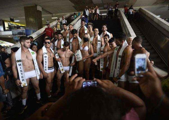 O protesto durou cerca de uma hora, sempre acompanhado de flashes dos curiosos(foto: Daniel Ferreira/CB/D.A Press) O protesto durou cerca de uma hora, sempre acompanhado de flashes dos curiosos(foto: Daniel Ferreira/CB/D.A Press)