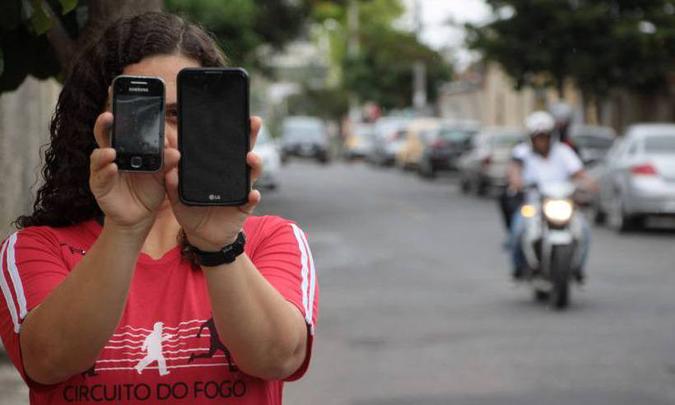 Gladyston Rodrigues/EM/D.A Press(foto: Depois que foi assaltada sob a mira de uma arma, a professora Paula vive apreensiva e agora carrega o 'celular do ladrão' ) Gladyston Rodrigues/EM/D.A Press(foto: Depois que foi assaltada sob a mira de uma arma, a professora Paula vive apreensiva e agora carrega o 'celular do ladrão' )