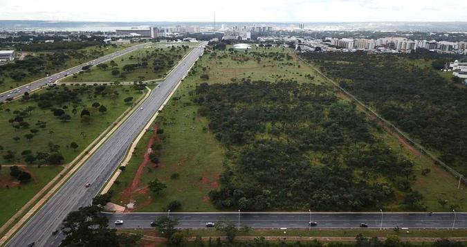 Foto aérea feita de drone do futuro local da quadra 500 no setor Sudoeste. Essa área fica entre o INMET e o Eixo Monumental Sul(foto: Breno Fortes/CB/D.A. Press) Foto aérea feita de drone do futuro local da quadra 500 no setor Sudoeste. Essa área fica entre o INMET e o Eixo Monumental Sul(foto: Breno Fortes/CB/D.A. Press)