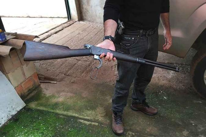 No total, 180 agentes e 20 delegados participam da operação. Os mandados estão sendo cumpridos no Cruzeiro, Riacho Fundo I e no Novo Gama (GO) e Valparaiso (GO)(foto: PCDF/Divulgação) No total, 180 agentes e 20 delegados participam da operação. Os mandados estão sendo cumpridos no Cruzeiro, Riacho Fundo I e no Novo Gama (GO) e Valparaiso (GO)(foto: PCDF/Divulgação)