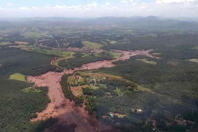A barragem da usina hidrelétrica Retiro Baixo, confirmou a Agência Nacional de Águas (ANA), está localizada a 220 km do local do rompimento(foto: Corpo de Bombeiros/Divulgação) A barragem da usina hidrelétrica Retiro Baixo, confirmou a Agência Nacional de Águas (ANA), está localizada a 220 km do local do rompimento(foto: Corpo de Bombeiros/Divulgação)