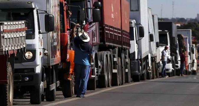 No ano passado, a paralisação dos caminhoneiros durou quase duas semanas e causou transtornos por todo o país(foto: Marcelo Camargo/Agência Brasil ) No ano passado, a paralisação dos caminhoneiros durou quase duas semanas e causou transtornos por todo o país(foto: Marcelo Camargo/Agência Brasil )