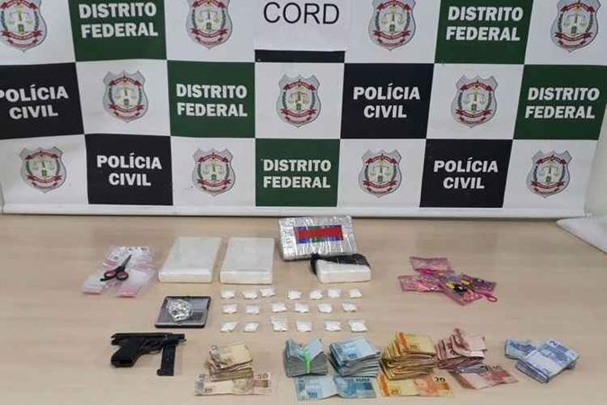 Drogas, arma e dinheiro apreendidos na operação(foto: PCDF/Divulgação) Drogas, arma e dinheiro apreendidos na operação(foto: PCDF/Divulgação)