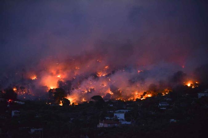 O fogo se espalhou rapidamente pela região de Rafina(foto: Angelos Tzortzinis / AFP ) O fogo se espalhou rapidamente pela região de Rafina(foto: Angelos Tzortzinis / AFP )