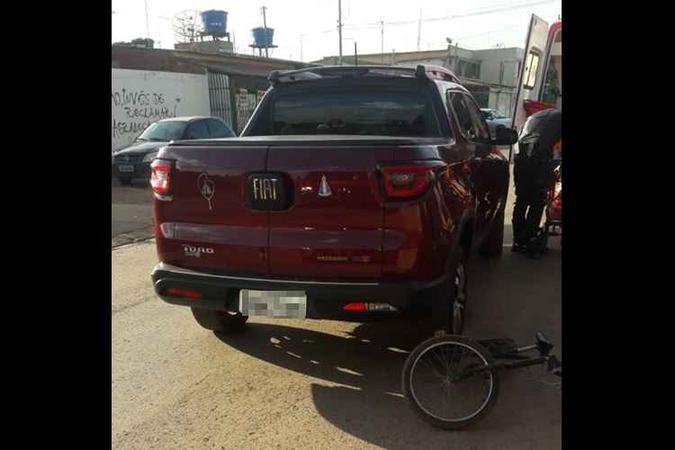A caminhonete atropelou a criança que andava de bicicleta(foto: CBMDF/Divulgação) A caminhonete atropelou a criança que andava de bicicleta(foto: CBMDF/Divulgação)