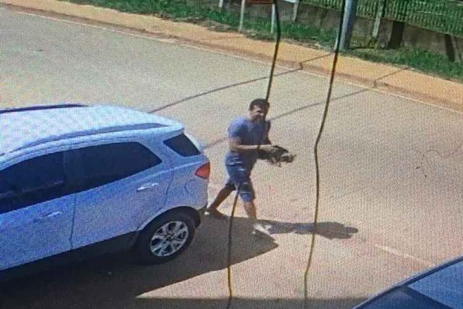 Câmeras de seguranças flagraram o homem saindo com a cadela no colo(foto: PMDF/Divulgação) Câmeras de seguranças flagraram o homem saindo com a cadela no colo(foto: PMDF/Divulgação)