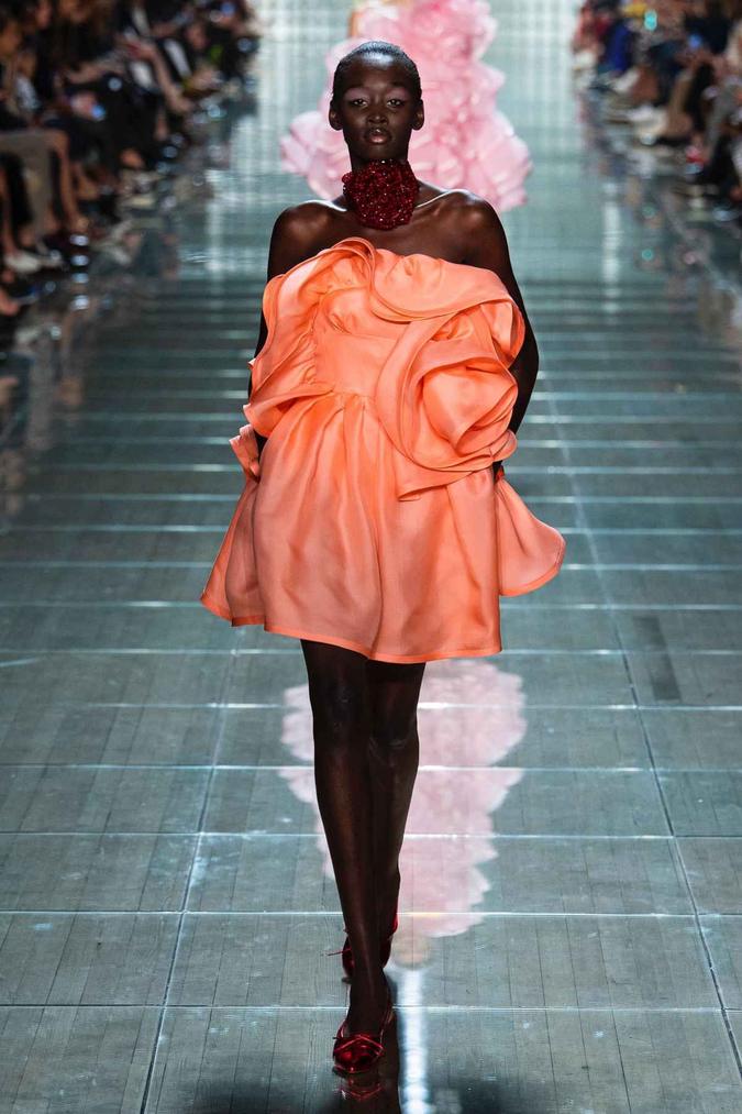 A coleção de verão 2019 de Marc Jacobs foi toda em tons pastéis. E o coral não poderia ficar de fora: com conceito, volume e romantismo.(foto: Indigital.tv/Reprodução) A coleção de verão 2019 de Marc Jacobs foi toda em tons pastéis. E o coral não poderia ficar de fora: com conceito, volume e romantismo.(foto: Indigital.tv/Reprodução)