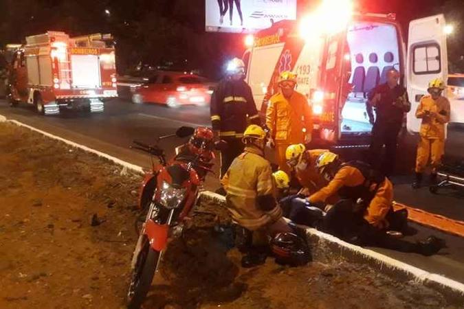 Motociclista foi levado ao hospital com suspeita de fratura no braço(foto: Divulgação / CBMDF) Motociclista foi levado ao hospital com suspeita de fratura no braço(foto: Divulgação / CBMDF)