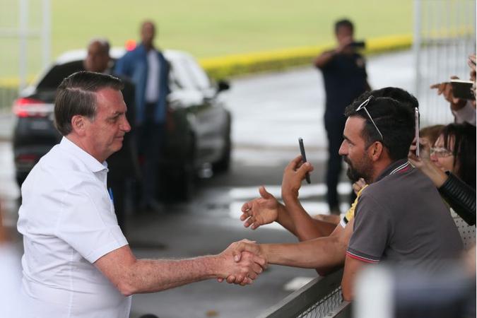 Bolsonaro cumprimenta visitantes no Palácio do Alvorada: em meio à pressão de servidores, governo sinaliza novo adiamento de proposta(foto: Jose Cruz/Agencia Brasil) Bolsonaro cumprimenta visitantes no Palácio do Alvorada: em meio à pressão de servidores, governo sinaliza novo adiamento de proposta(foto: Jose Cruz/Agencia Brasil)