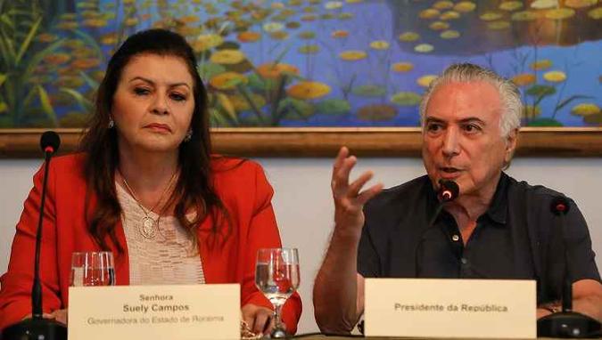 O presidente Michel Temer conversa com o ministro da Defesa, Raul Jungmann, durante reunião em Roraima para tratar da crise de imigração(foto: Beto Barata/PR) O presidente Michel Temer conversa com o ministro da Defesa, Raul Jungmann, durante reunião em Roraima para tratar da crise de imigração(foto: Beto Barata/PR)