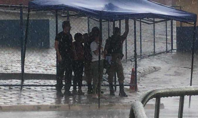 No Centro de Comando, pessoas procuraram abrigo para proteger da chuva(foto: Larissa Ricci/EM/D.A.Press) No Centro de Comando, pessoas procuraram abrigo para proteger da chuva(foto: Larissa Ricci/EM/D.A.Press)