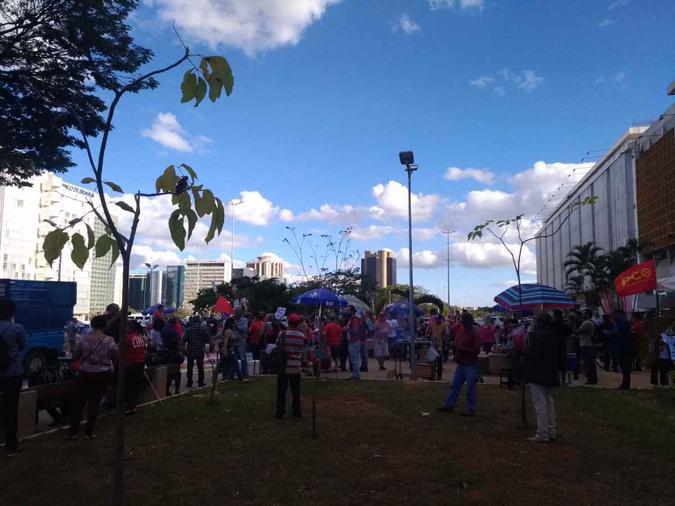 Os manifestantes se reuniram na Praça Zumbi dos Palmares, no CONIC(foto: Ingrid Soares/CB/D.A Press) Os manifestantes se reuniram na Praça Zumbi dos Palmares, no CONIC(foto: Ingrid Soares/CB/D.A Press)