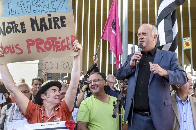Centenas de pessoas se reuniram nesta quinta pela manhã em frente ao tribunal (foto: Sebastien Salom-Gomis / AFP ) Centenas de pessoas se reuniram nesta quinta pela manhã em frente ao tribunal (foto: Sebastien Salom-Gomis / AFP )