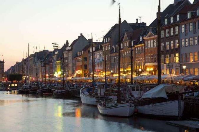 Os passeios a pé são bastante agradáveis, segundo os turistas, que apreciam a arquitetura dos prédios e a quietude dos barcos ancorados (foto: VisitDenmark/Divulgação) Os passeios a pé são bastante agradáveis, segundo os turistas, que apreciam a arquitetura dos prédios e a quietude dos barcos ancorados (foto: VisitDenmark/Divulgação)