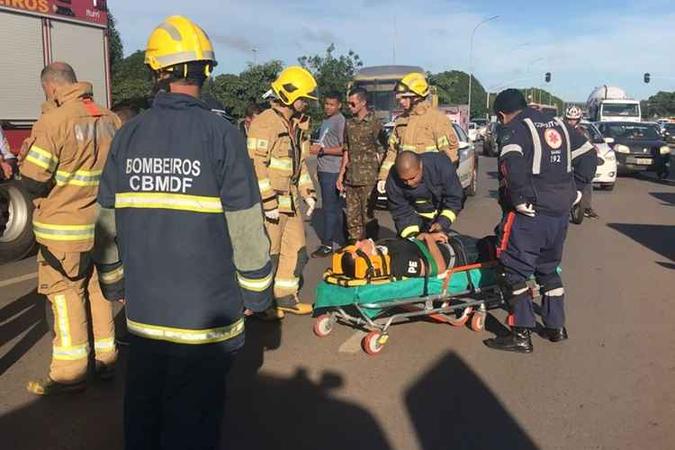 Glauber Victor Ferreira da Silva, 19 anos, atravessava a via em direção aos quartéis do exército, onde trabalha(foto: CBMDF/Divulgação) Glauber Victor Ferreira da Silva, 19 anos, atravessava a via em direção aos quartéis do exército, onde trabalha(foto: CBMDF/Divulgação)