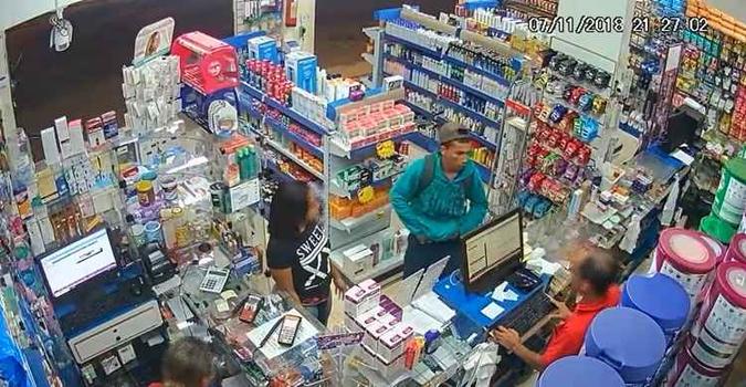 O suspeito ameaçou as vítimas com um simulacro de arma de fogo(foto: Divulgação) O suspeito ameaçou as vítimas com um simulacro de arma de fogo(foto: Divulgação)