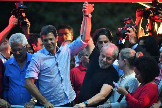 No périplo que fez pelo país, antes de ser preso pela Polícia Federal, Lula fez questão de demonstrar a proximidade com Haddad (foto: Nelson Almeida/AFP - 24/1/18) No périplo que fez pelo país, antes de ser preso pela Polícia Federal, Lula fez questão de demonstrar a proximidade com Haddad (foto: Nelson Almeida/AFP - 24/1/18)