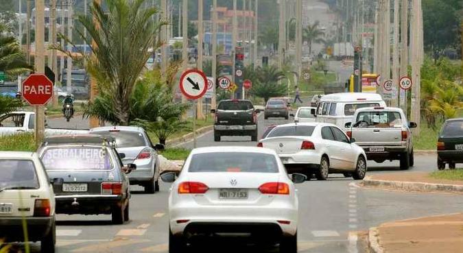 Fluxo de carros na avenida principal de São Sebastião-DF(foto: Marcelo Ferreira/CB/D.A Press) Fluxo de carros na avenida principal de São Sebastião-DF(foto: Marcelo Ferreira/CB/D.A Press)