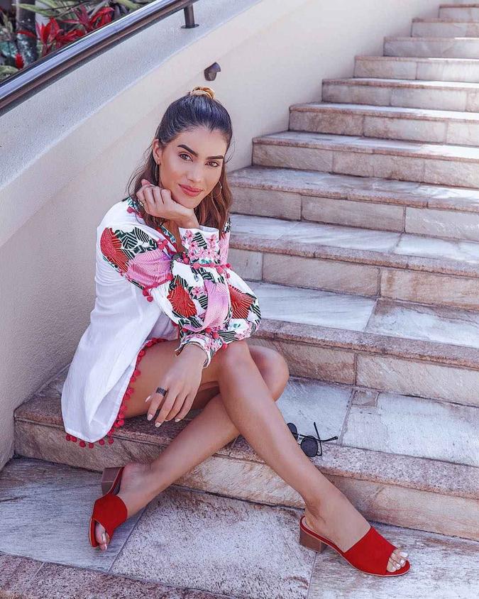 As sandálias mule %u2014 modelos sem a parte de trás, que deixam o calcanhar à mostra %u2014 eram as queridinhas da atriz Merilyn Monroe. De tempos em tempos, elas voltam à moda. A blogueira Camila Coelho escolheu a opção em vermelho para compor o look romântico. (foto: Fotos: Reprodução/Instagram) As sandálias mule %u2014 modelos sem a parte de trás, que deixam o calcanhar à mostra %u2014 eram as queridinhas da atriz Merilyn Monroe. De tempos em tempos, elas voltam à moda. A blogueira Camila Coelho escolheu a opção em vermelho para compor o look romântico. (foto: Fotos: Reprodução/Instagram)